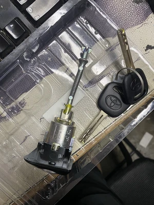 OEM Left Front Door Lock Cylinder & Key Set69052-02480for2020–2024Toyota Corolla Foto 1 de 4