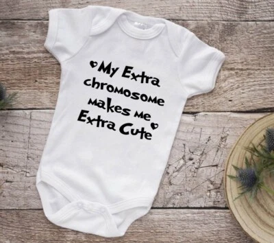 STINKY BABY EXTRA CHROMOSOM Down Syndrom Strampler Babyparty Weste Geschenk