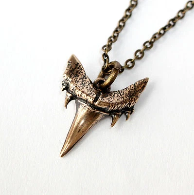Colar pingente de dente de tubarão fossilizado bronze dourado 282 - Imagem 1 de 4