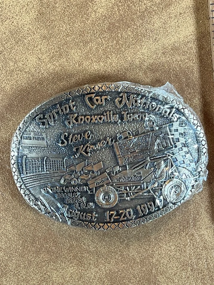 Hebilla de cinturón de latón fundido en arena Knoxville Raceway Nationals Steve Kinser 1994 Foto 1 de 4