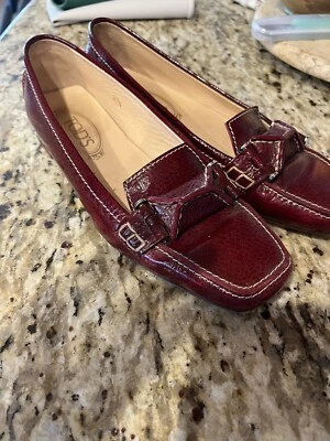 Mocasines de tacón Tods de charol rojo con puntada superior Foto 1 de 4