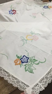Tovaglia fatto di ricamo a mano con fiori ed orlato di pizzo tela di puro cotone - Foto 1 di 11