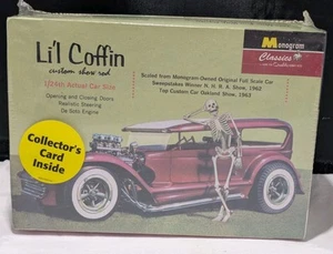 Monogram Classics Lil Coffin Custom Show Rod Kit 1/24 Tarjeta de Coleccionista SELLADA - Imagen 1 de 6