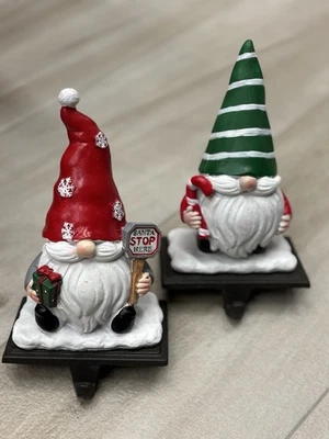 Juego de 2 soportes para medias de gnomo de Navidad ganchos para abrigo con peso sombreros rojos y verdes Foto 1 de 3