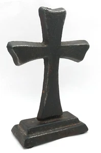 Cruz de pie de hierro fundido estilizada vintage sobre pedestal - Imagen 1 de 10