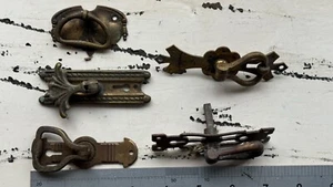 Messing Schrankgriffe x5 Antik / Vintage m. Schlüsselloch. Verziert. - Bild 1 von 5