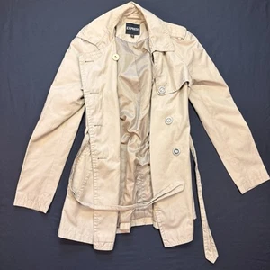 Chaqueta gabardina EXPRESS beige de doble botonadura con cinturón resbaladiza para mujer pequeña - Imagen 1 de 10