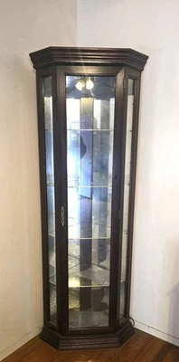 mueble de curiosidades con marco de madera y paneles de vidrio / puerta Foto 1 de 4