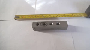 Colector de distribución de 5 puertos inoxidable 1/4 npt in 1/8 npt x 4 out, 4" x 1" x 3/4 - Imagen 1 de 5