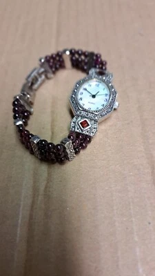 Reloj De Colección Avon Mujer Tono Plateado Rojo Cuentas Batería Nueva 6.25 Madreperla Foto 1 de 4