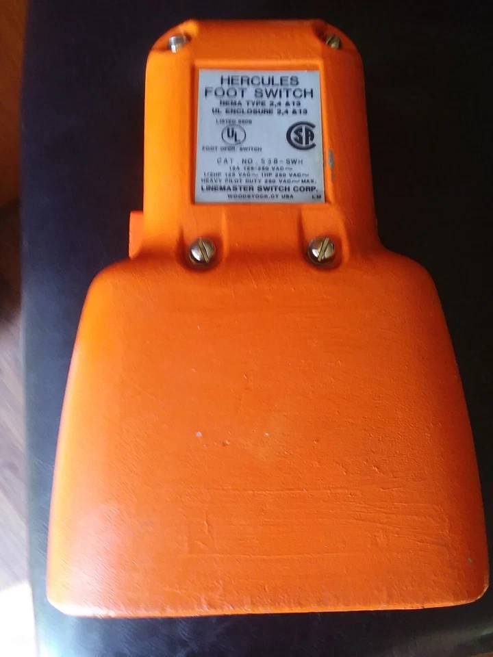 INTERRUPTOR DE PIE HERCULES 538-SWH 15A 125-250VAC 1/2HP 125VAC 1HP 250VAC Foto 1 de 4