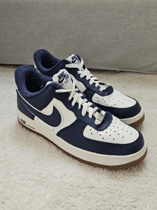 Nike Air Force 1 '07 LV8 College Pack Midnight Navy | Taglia US 8,5 EU 42 UK 7,5 - Foto 1 di 4
