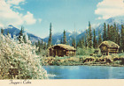 Carte postale Alaska, cabine de trappeur et cache alimentaire sur échasses, carte postale vintage festonnée