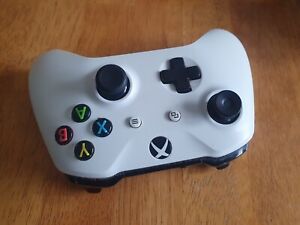 Xbox One S & Series Wireless Controllers - White - For Parts or Repair