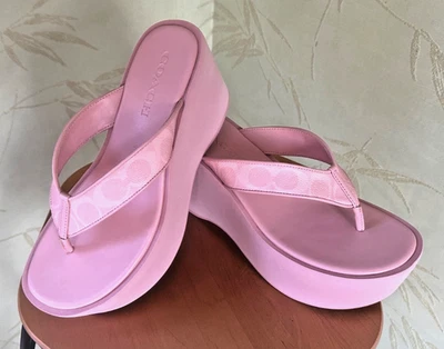 SANDALIA COACH TANGA CUÑA EN LONA EXCLUSIVA: NUEVA EN CAJA ROSA POLVO TALLA: 8,5 CAP75 Foto 1 de 4