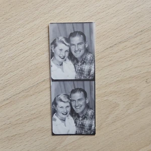 VINTAGE 1940'S PHOTO BOOTH PHOTOS OF HANDSOME AMERICAN COUPLE MAN &PRETTY WOMAN - Picture 1 of 4