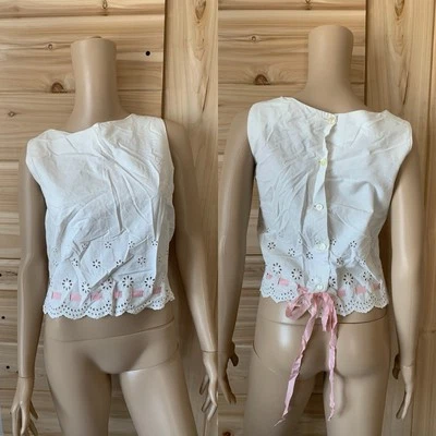 Blusa sin mangas con ojales bordados florales de algodón blanco vintage años 50 con cinta Foto 1 de 4