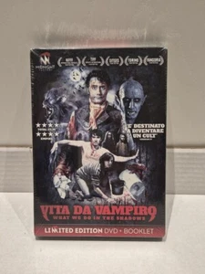 VITA DA VAMPIRO WHAT WE DO IN THE SHADOWS LIMITED EDITION DVD + BOOKLET NUOVO - Foto 1 di 7
