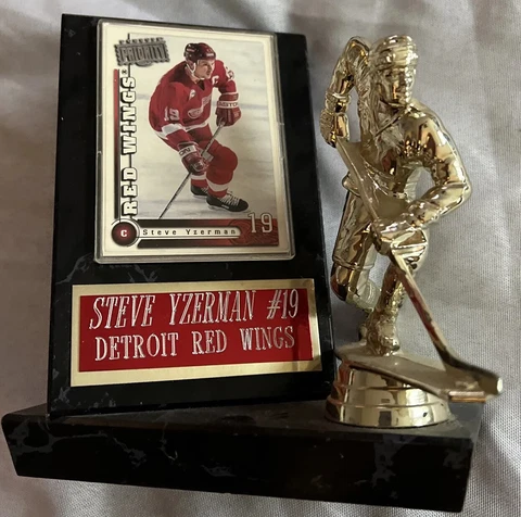 Steve Yzerman Detroit redwings card with plaque and sculpture Cover