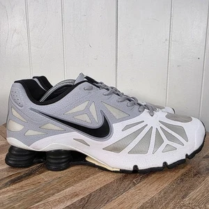 Herren Nike Shox Turbo 14 Laufschuhe Weiß Schwarz Wolfsgrau Größe 12 631760-100 - Bild 1 von 10