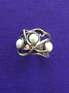 Anillo de plata de ley con 3 perlas falsas Israel firmado talla 7 para mujer 8 gramos - Imagen 1 de 7