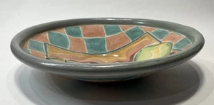 TS Post 1980 Studio Art Pottery 12" redondo Redware cuenco con motivo de fruta usado en excelente estado - Imagen 1 de 3