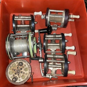 Menge 6 Vintage Angelrollen 5 Baitcaster & 1 Fliegenrolle plus Langley Box wie besehen - Bild 1 von 11