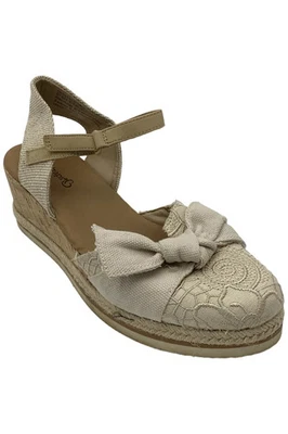 Sandalia de cuña Baretraps Arabelle punta cerrada crema para mujer Foto 1 de 3