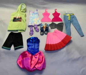 Lote 13 Ropa, Zapatos y Accesorios Muñeca Rainbow High - Imagen 1 de 4