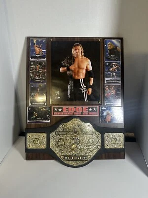 Exhibición de pared WWE Edge con cinturón de título y más  Foto 1 de 4