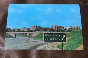 ALTE POSTKARTE: THIS WAY STRASSENSCHILD ZUR PENNSYLVANIA STATE UNIVERSITY UNBESENDET - Bild 1 von 2