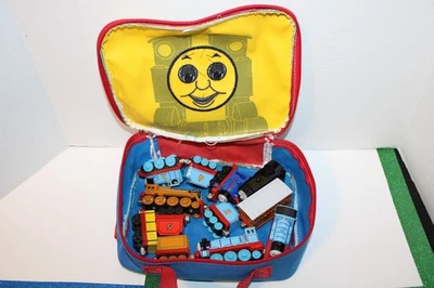 (EM) Lote de 12 motores de vagones de tren Thomas® Diecast Take'N Play™ y estuche de transporte Foto 1 de 4