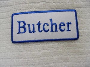 BUTCHER NUOVO RICAMATO CUCITO/FERRO SU NOME TOPPA BLU SU BIANCO - Foto 1 di 2