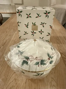 "Cazuela cubierta de acebo Mikasa Ribbon 8-3/4"" Japón nueva en caja" - Imagen 1 de 9