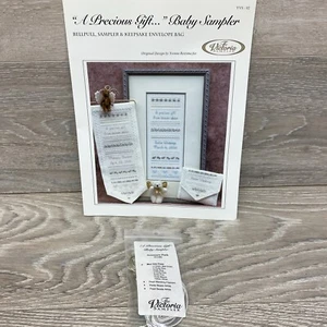 The Victoria Sampler A Precious Gift Baby Sampler con paquete de accesorios - Imagen 1 de 5