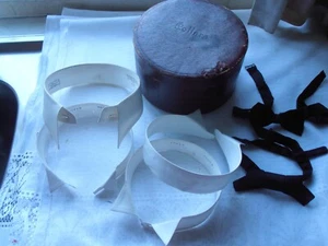 Vintage 7" Collar Box with 4 old Stiff collars + 2 bow ties - Red Faux Leather - Picture 1 of 12