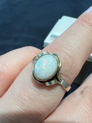 Anillo de ópalo blanco de oro de 9 quilates Foto 1 de 4