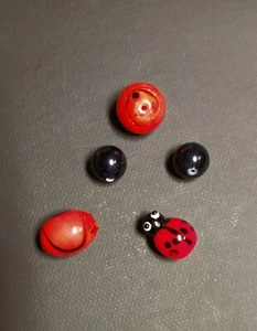 Lampenarbeit Glas Marienkäfer Perlen 13x9 mm, 2 schwarze Perlen und 2 Akzentperlen, Schmuck - Bild 1 von 2
