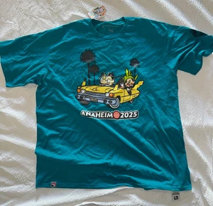 T-Shirt ADULTO 3XL Meowth Chespin Pokemon Campionato del Mondo 2025 Esclusiva - Foto 1 di 2
