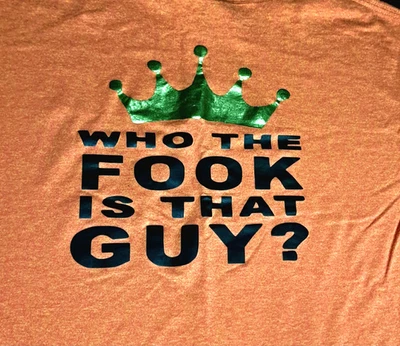 Camiseta Conor McGregor Who The Fook Is That Guy MMA Naranja Grande Usada en Excelente Condición 46 Pecho Foto 1 de 4
