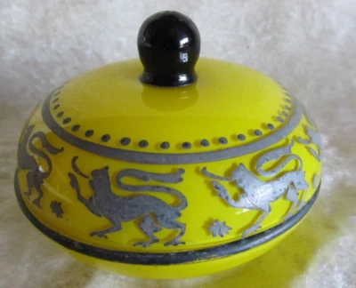 Bonbonnière boite à poudre Art Déco en opaline verre jaune à décor de dragons - Photo 1/4