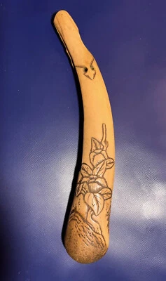 Antiguo estuche de pipa Meiji japonés cuerno de ciervo Kiseruzutsu - arbusto con flores en roca Foto 1 de 4