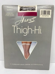 Nuevo de Lote Antiguo Medias Hanes Muslo-Hi Nailon Transparente Sandalia Talla Mediana/Alta Ciudad Taupe #606 - Imagen 1 de 4