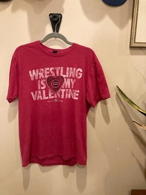 Camiseta roja mediana Blue Chip Wrestling "Wrestling is My Valentine" para mujer Foto 1 de 4