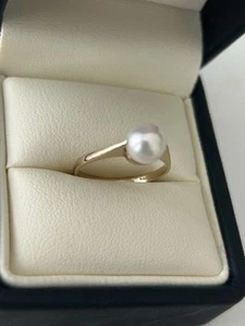 18kt 750 Solid Yellow Gold Cultured Pearl Ring ~ Minimalist Design ~ Solid Back - Picture 1 of 8