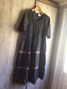 JUNAROSE by VERO MODA Midi-Maxikleid schwarz Mix KLEID MIT GESMOKTEN DETAILS Größe 20 - Bild 1 von 5