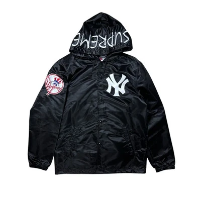 Chaqueta de entrenador Supreme X Yankees MLB satinada con capucha Foto 1 de 4