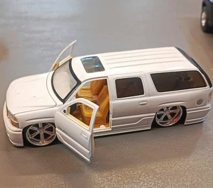 GMC Yukon Denali  2002  Jada Dub City White Die-Cast Metal 1:24 collectable - Picture 1 of 23