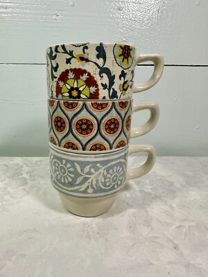 Pier 1 One Imports Juego de tres tazas apilables de café/té pintadas a mano Foto 1 de 4