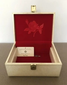 Joyero vintage de diseño Philipp crema con llave caja de baratija caja de almacenamiento - Imagen 1 de 11